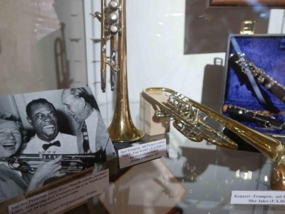 Louis Armstrong, Ernst Modl und Tochter.jpg